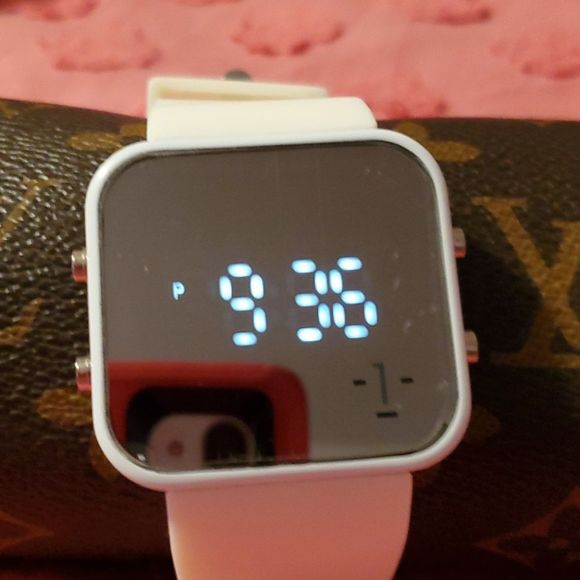 1:Face‎ Charity Digital Watch (White/Hunger) - Picture 2 of 5